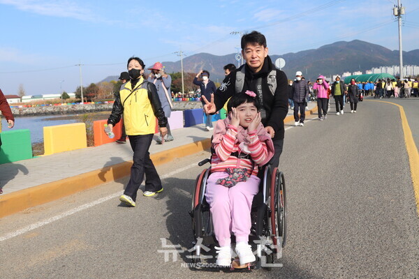 올해 열세 살, 서자빈 양과 아버지 서영석 씨는 이번 걷기대회 참여를 위해 운동치료를 뒤로 하고 달려왔다.