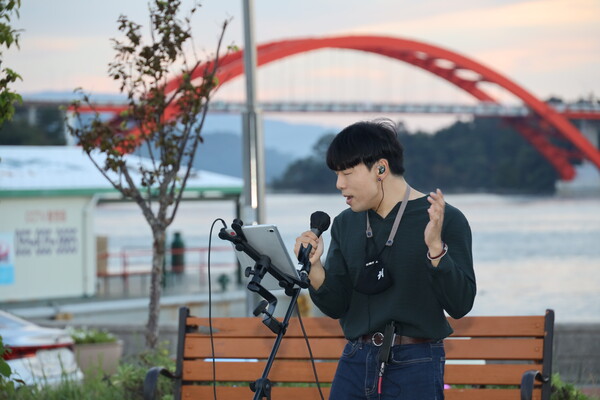 김규민 씨는 젊은이가 점점 줄어드는 사천에서 감미로운 노래로 의미있는 변화를 이끌고 싶어 한다.