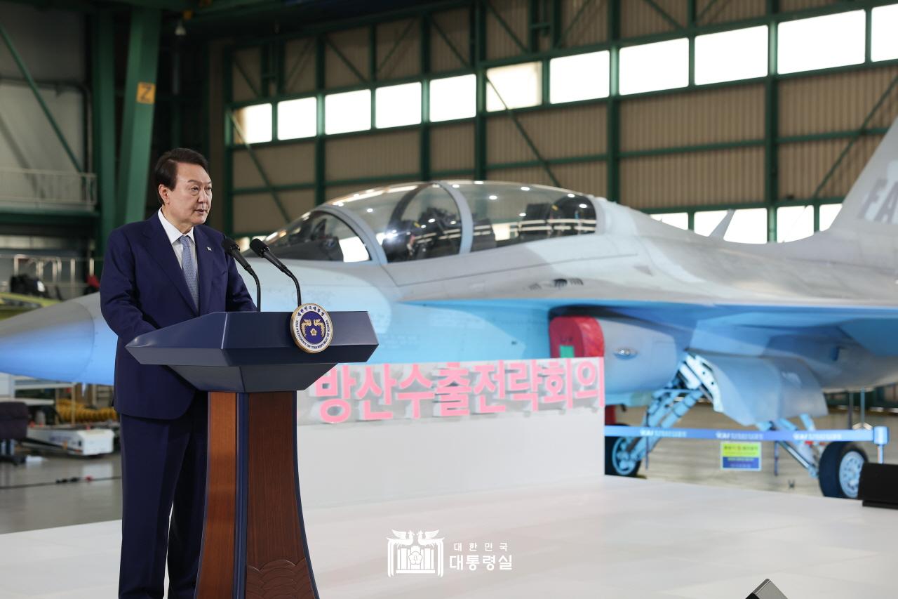윤석열 대통령이 지난 24일 사천 한국항공우주산업(주)(이하 KAI) 본사를 방문해, '범정부 방위산업 수출지원 체계 마련'을 약속했다.(사진=대통령실)