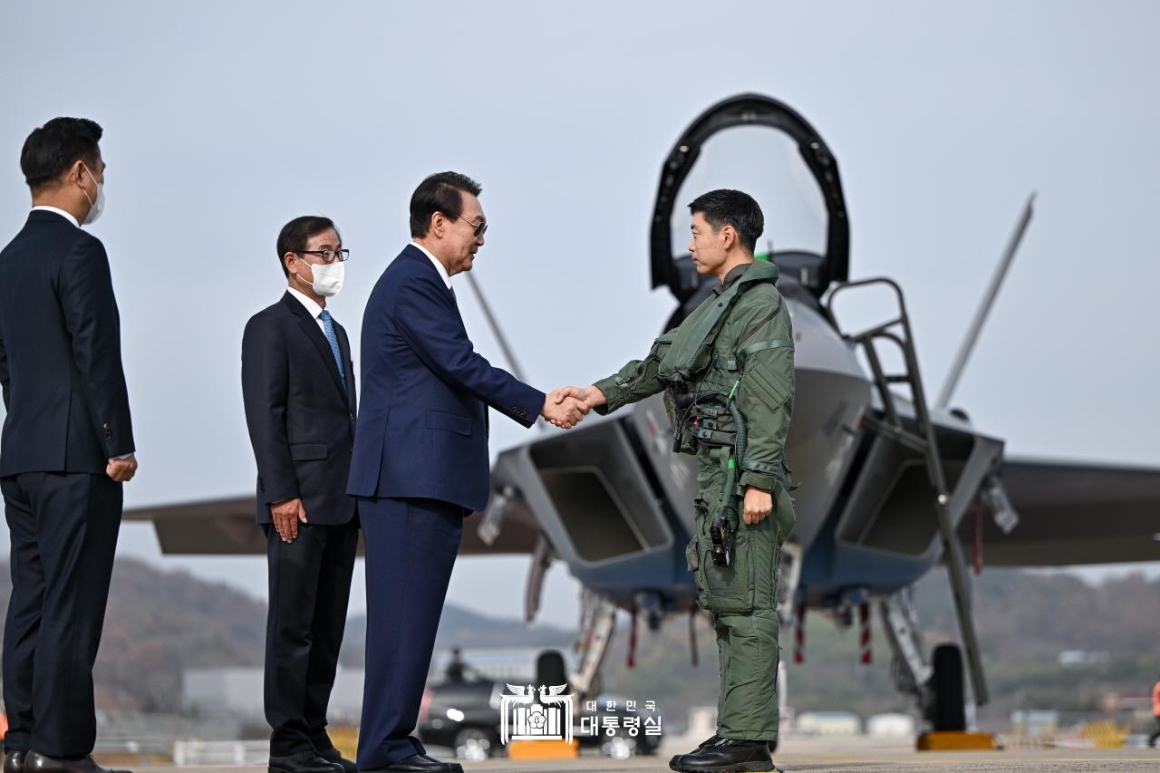 이날 윤석열 대통령은 KF-21 시험 비행을 참관하고, 조종사를 격려했다.(사진=대통령실)