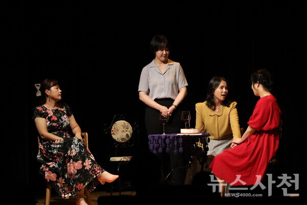 시민 배우들이 출연한 옴니버스 연극 '여자는 무엇으로 사는가' 공연 모습