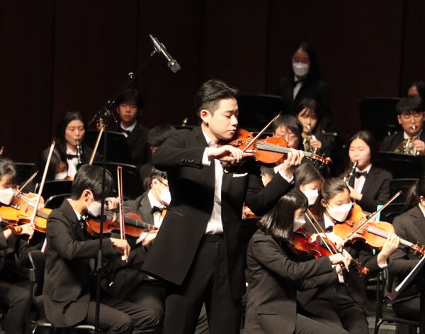 한예종 2학년 김도훈 군의 바이올린 연주.
