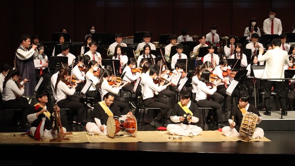 전통연희단 ‘수락’의 사물놀이와 오케스트라의 협연 모습.