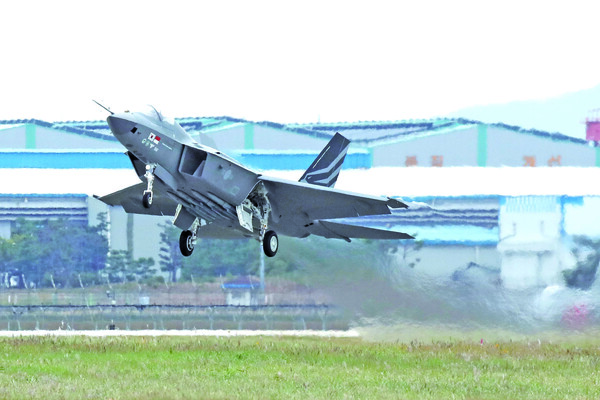 지난 7월 19일 최초 비행에 성공한 KF-21(보라매).