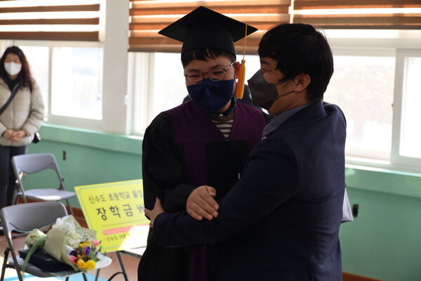 졸업식 후 연성 군을 포옹으로 겪려하는 서종태 담임 교사.