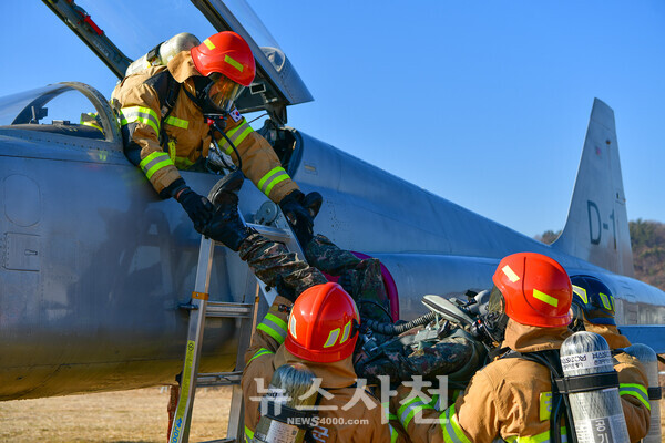 사천에 있는 공군 제3훈련비행단(이하 ‘3훈비’)은 1월 12일 기지 내 활주로에서 ‘항공기 사고 구조 훈련’을 펼쳤다. (사진=공군 3훈비)