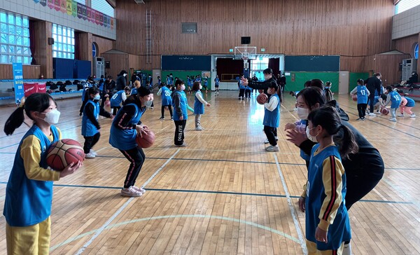 삼천포초등학교가 1월 16일부터 20일까지 농구에 관심 있는 관·내외 학생들을 대상으로 동계 농구캠프를 열었다.(사진=사천교육청)