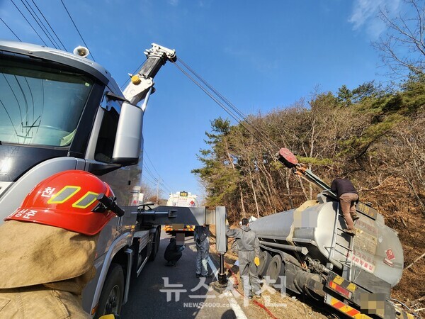  2월 1일 오전 10시 16분께 축동IC 인근 축동면 가산리 지방도 1002호선 도로에서 메탄올을 운반하던 25톤 탱크로리 차량이 전복되는 사고가 발생했다. 사진은 사고 차량을 대형 크레인으로 끌어내는 모습.