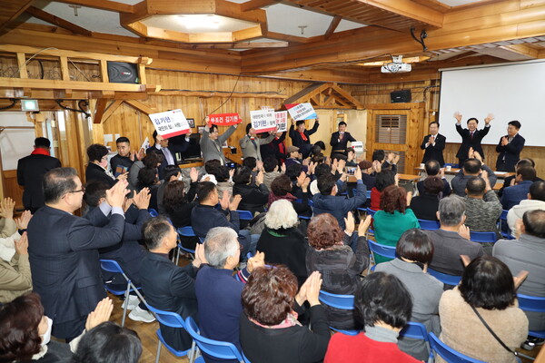 국민의힘 김기현 당 대표 후보가 사천을 방문해 핵심당원들에게 지지를 호소했다.