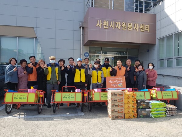 사천시 자원봉사센터가 2월 14일 폐자원 수집 어르신 5명에게 안전나르미카을 전달했다.(사진=사천시 자원봉사센터)