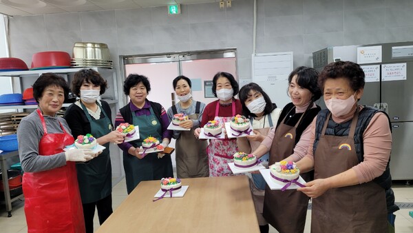 사천시 자원봉사센터 앙금플라워 봉사단이 2월 15일, 2월에 생신을 맞은 관내 독거 어르신 9명을 방문해 생신 떡 케이크를 전달했다.(사진=사천시 자원봉사센터)