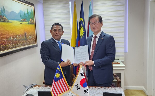 KAI가 말레이시아 국방부와 FA-50 수출 계약을 체결했다. 사진 왼쪽 다툭 뮤에즈 말레이시아 국방사무차관, 오른쪽 KAI 강구영 사장. (사진=KAI)
