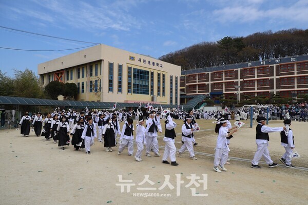 3·1운동 제104주년을 맞아 3월 21일 사천초등학교 운동장에서 '대한독립만세' 함성이 울려 퍼졌다.