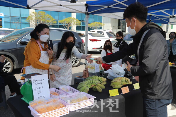 3월 26일 일요일 낮 사천읍 행정복지센터 주차장에서 글로벌 다문화 플리마켓 ‘마켓만나’ 두 번째 행사가 열렸다.