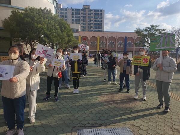 동성초등학교(교장 석길환)가 3월 15일 전교 임원과 4-6학년 자치위원들이 함께 모여 등굣길 학교폭력 근절 캠페인을 펼쳤다.(사진=동성초)