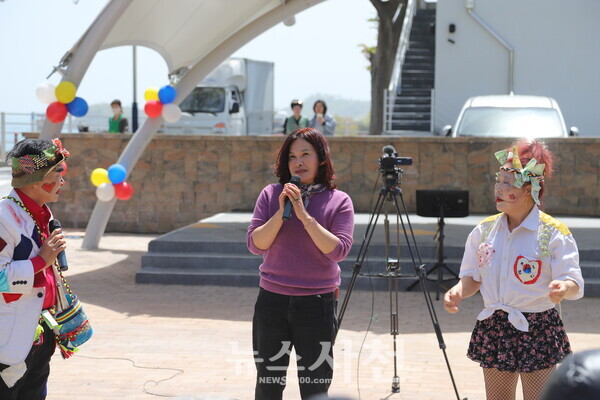 선구동 체육회 이사로 활동 중인 이대성 선수의 어머니 심혜선 씨(가운데)가 경로잔치를 위해 음식을 준비했다.