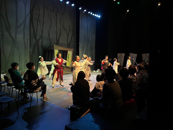 사천문화재단의 문예회관 문화예술교육프로그램으로 성장한 시민배우들의 공연모습.(사진=사천문화재단)