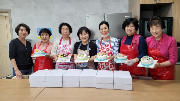 앙금플라워 전문봉사단이 1월 출생아 가족에게 백일 기념 떡 케이크를 만들어 전달했다.(사진=앙금플라워 전문봉사단)