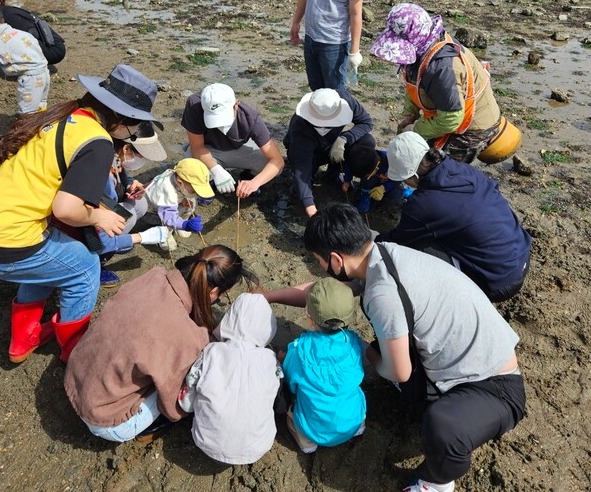 사천시 어린이 급식 관리지원센터가 '바다 탐험대' 행사를 개최했다.(사진=어린이 급식 관리지원센터)