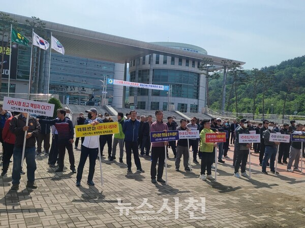  사천지역 개인택시 기사와 택시협동조합 관계자 등 200여 명은 5월 8일 오전 사천시청 노을광장에서 집회를 열고, 택시부제 해제를 촉구했다.