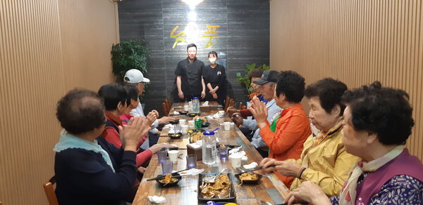 중국음식점 '남풍'이 사주마을 어르신들을 초청해 음식을 대접했다.(사진=중국음식점 '남풍')