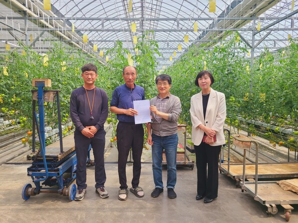 사천 관내의 토마토 재배 농가와 국립농업과학원이 업무 협약을 맺었다.(사진=사천시 농업기술센터)