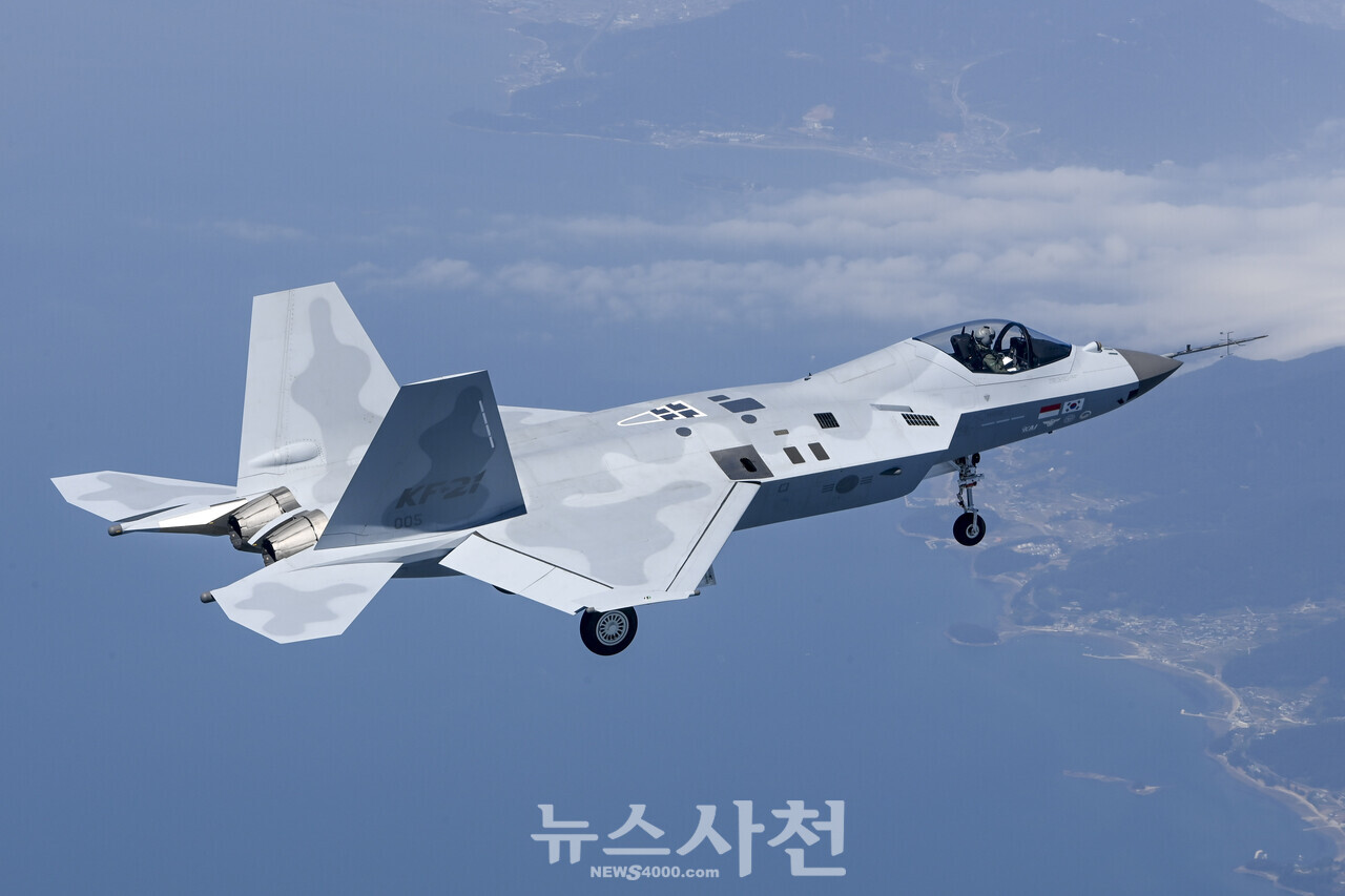 한국항공우주산업(주)(이하 KAI)에서 개발 중인 한국형 전투기 KF-21 보라매 시제 5호기가 5월 16일 최초 비행에 성공했다. (사진=방위사업청)