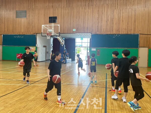 삼천포초 농구부 선수들이 수업이 끝난 후 농구 연습을 하고 있는 모습.