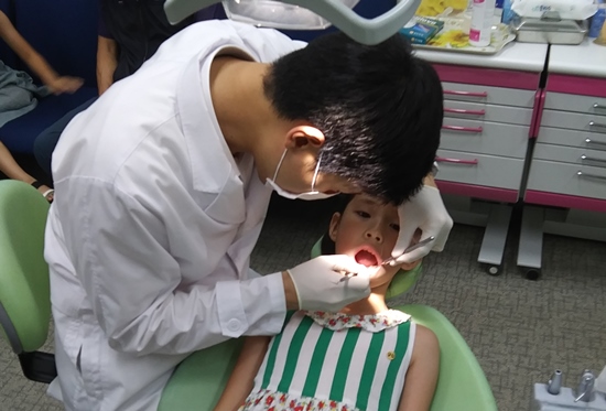치아사랑 예방교실에서 구강검진을 받고 있는 청소년.