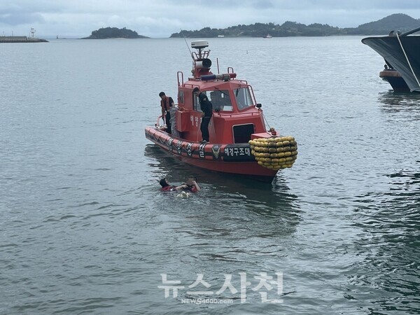 사천해양경찰서(서장 옥현진)가 5월 28일 오후 5시 29분경 사천시 대방굴항 앞에서 바다에 빠진 30대 여성을 구조했다. (사진=사천해경)