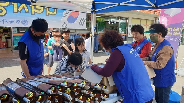 한국자유연맹 사천시지회가 시민들에게 태극기를 나눠주고 있다.(사진=사천시)