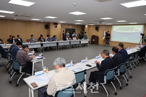 ‘남강댐 문제 대응 범시민대책위원회’가 6월 1일 사천시청 중회의실에서 정기회의를 열었다.