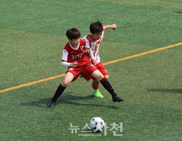 6월 17일 삼천포보조축구장에서 열린 U-11(5학년) 부산기장SSGFC와 부산아이파크FC 선수들 경기 모습.