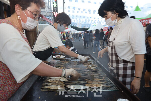 지난해 전어축제에서 상인들이 전어를 굽는 모습. (사진=뉴스사천DB)