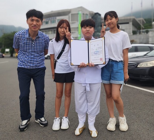 곤양초등학교 풍물부가 창원 야철 전국 국악대전에서 금상을 수상했다.(사진=사천교육지원청)