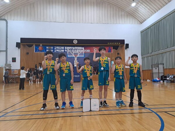 삼천포초 남자 농구 스포츠클럽 ‘TOP6’ 팀이 교육감배 동아리 농구 대회에서 준우승을 차지했다.(사진=사천교육지원청)