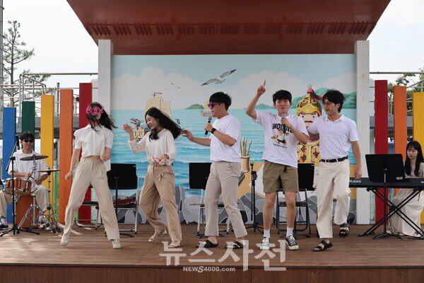 지난 7월 28일 사천대교 아래에서 청년예술인들로 구성된 아트워크 팀이 공연을 하고 있다.