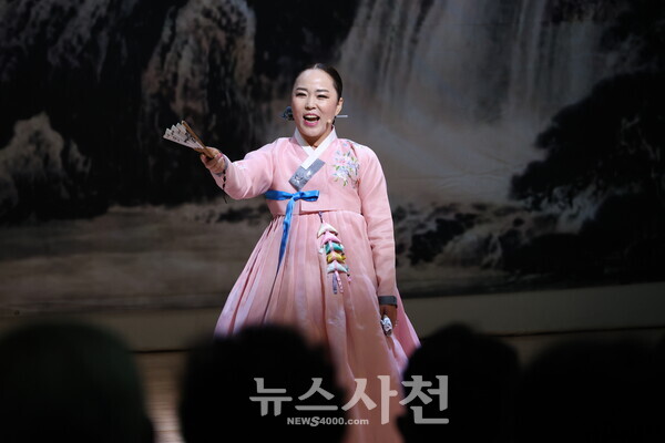 이윤옥 명창이 7월 26일 사천문화원 대공연장에서 동편제 판소리 수궁가 완창 발표회를 열었다.