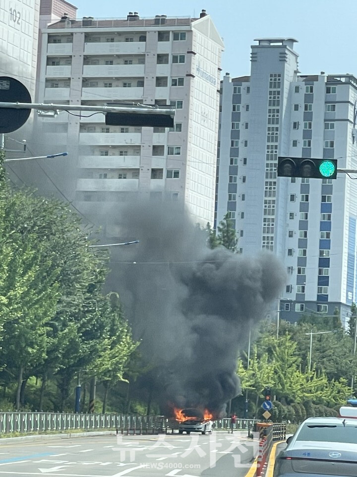 8월 13일 오후 2시 7분께 사천시 용현면 한 아파트 인근 시도 1호선 도로에서 차량 화재가 발생했다. 이 불은 출동한 소방관들에 의해 10여 분에 꺼졌다. (사진=독자 제공)