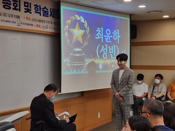 사천 출신 트롯 가수 최윤하가 삼성서울병원에서 진행된 한국 CMT 협회(샤르코마리투스 협회)에서 감사장을 받았다.