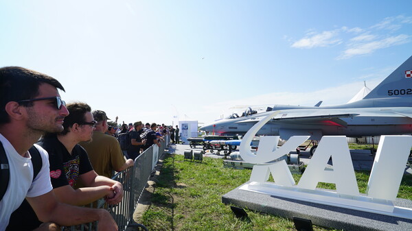 라돔에어쇼 방문객들이 전시된 FA-50GF를 관람하고 있다.(사진=KAI)