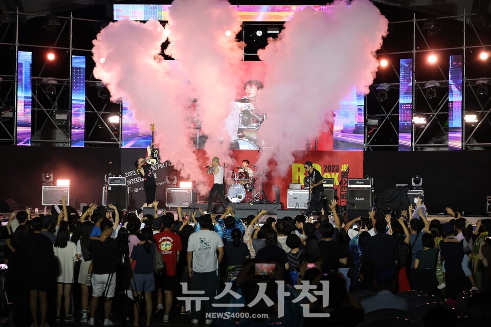 대한민국 대표 펑크 락밴드 ‘노브레인’과 쟁쟁한 실력파 락밴드들이 9월 16일 저녁 사천시 삼천포대교공원을 찾아 열정의 무대를 선보였다. 사진은 노브레인 공연 모습. 