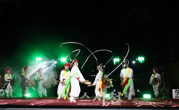 제3회 사천문화재 야행 행사가 15일부터 17일까지 사천읍성 일원에서 열렸다. 사진은 진주삼천포농악 공연 모습.