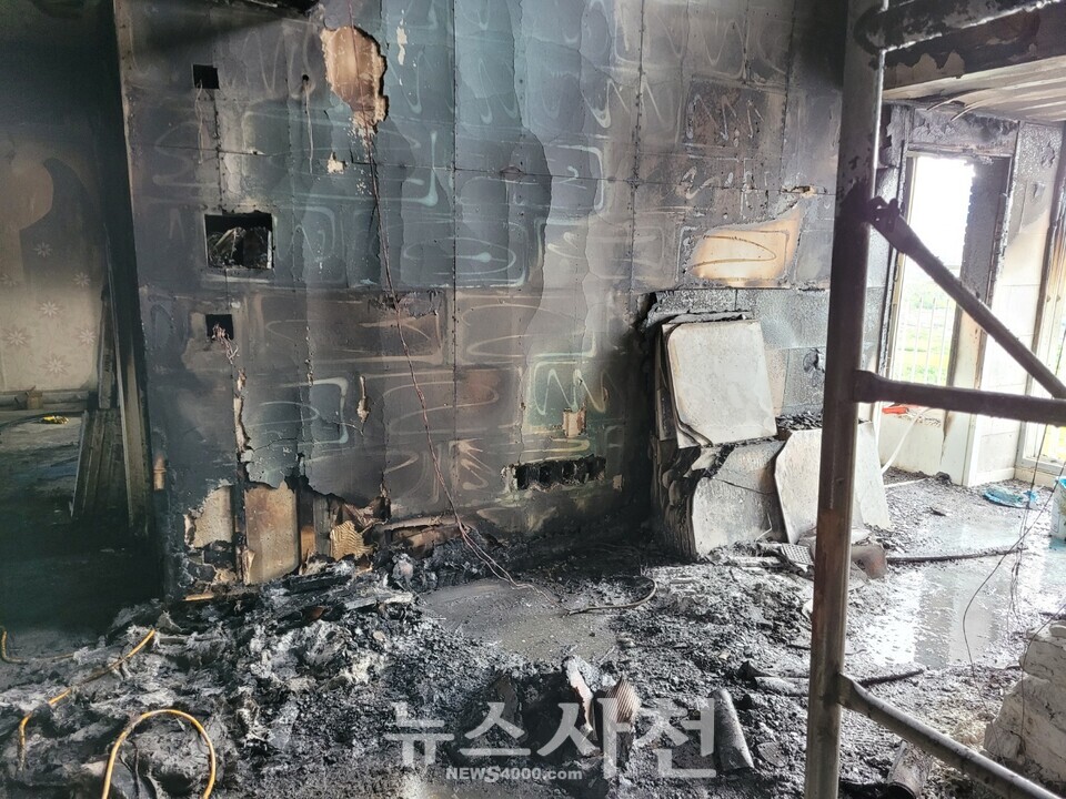 19일 낮 12시 15분경 사천시 정동면 한 아파트 꼭대기층에서 화재가 발생해, 집 내부가 전소됐다. 이 불은 출동한 소방관들에 의해 12시 40분쯤 꺼졌다.(사진=사천소방서)