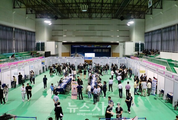 '사천시 우주항공 특화 채용박람회'가 21일 사천체육관에서 열렸다.