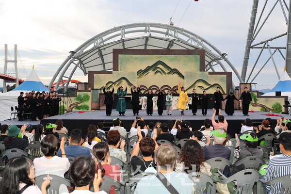 고려 현종의 일대기를 그린 야외역사극 '와룡, 고려를 깨우다' 공연이 지난 23일 삼천포대교공원에서 열렸다.