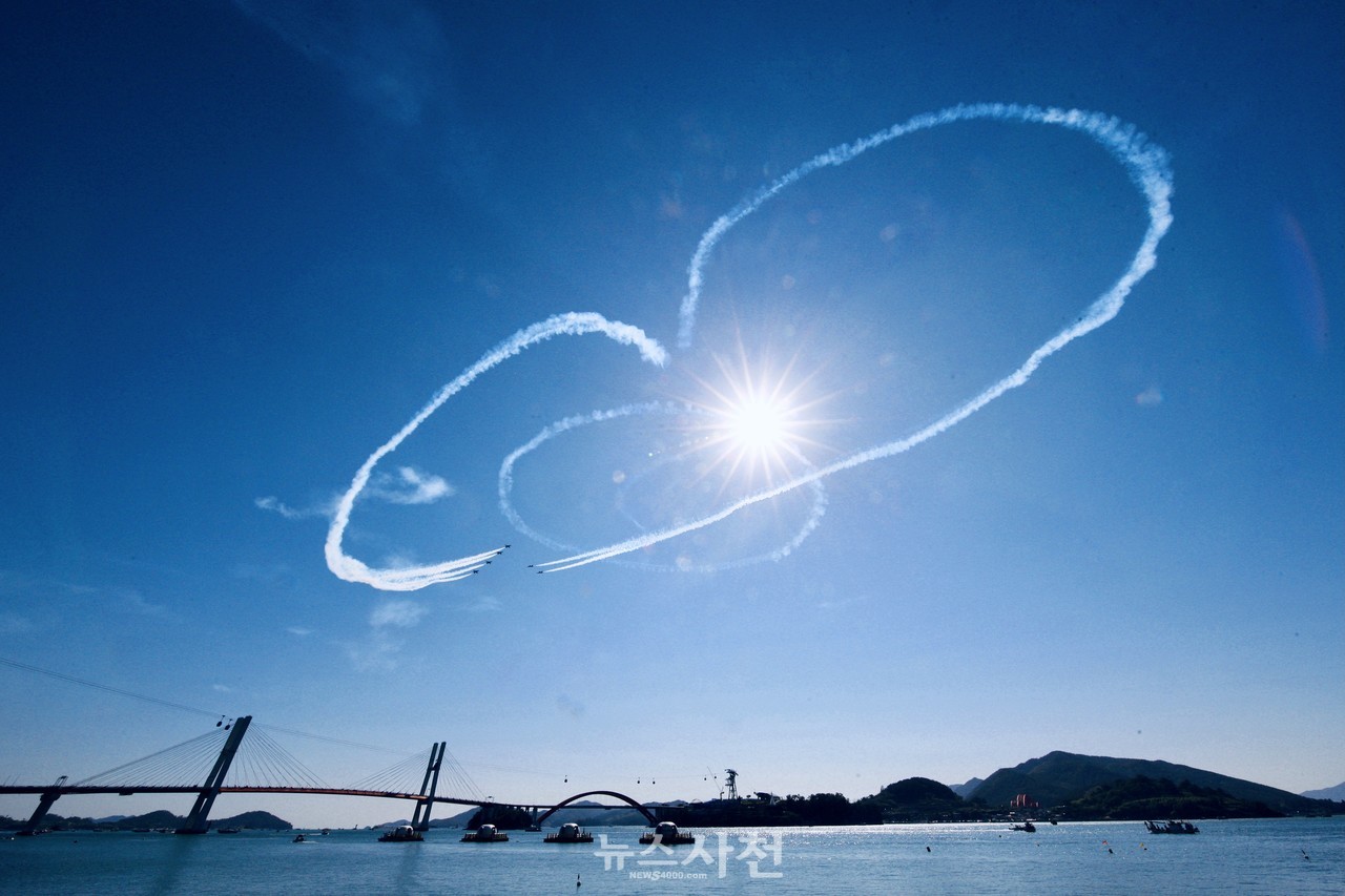 공군특수비행팀 블랙이글스가 삼천포 바다와 섬, 케이블카를 배경으로 화려한 에어쇼를 펼치는 모습.