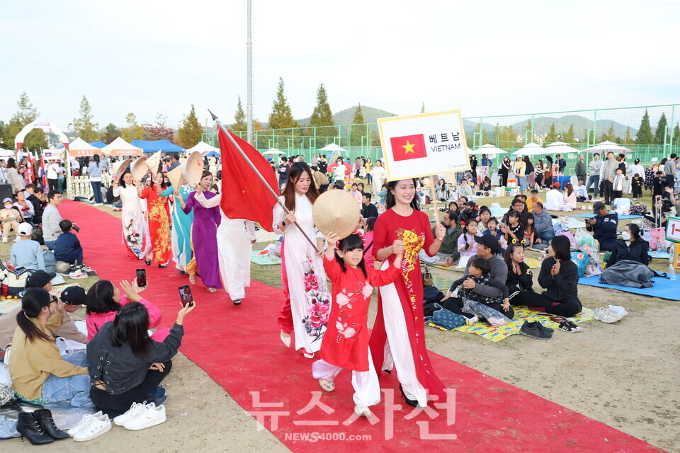 사천시가족센터가 지난 22일 오후 정동면 예수리 소재 우주항공테마공원에서 제2회 사천 모든 가족 축제를 열었다.