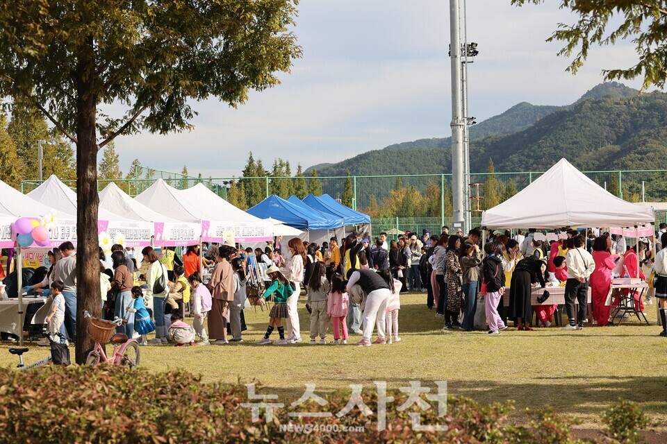 사천시가족센터가 지난 22일 오후 정동면 예수리 소재 우주항공테마공원에서 제2회 사천 모든 가족 축제를 열었다.