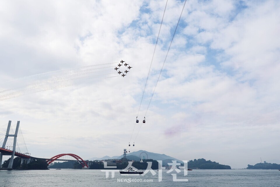 2023 사천에어쇼에서 공군특수비행팀 블랙이글스가 화려한 곡예비행을 선보였다.